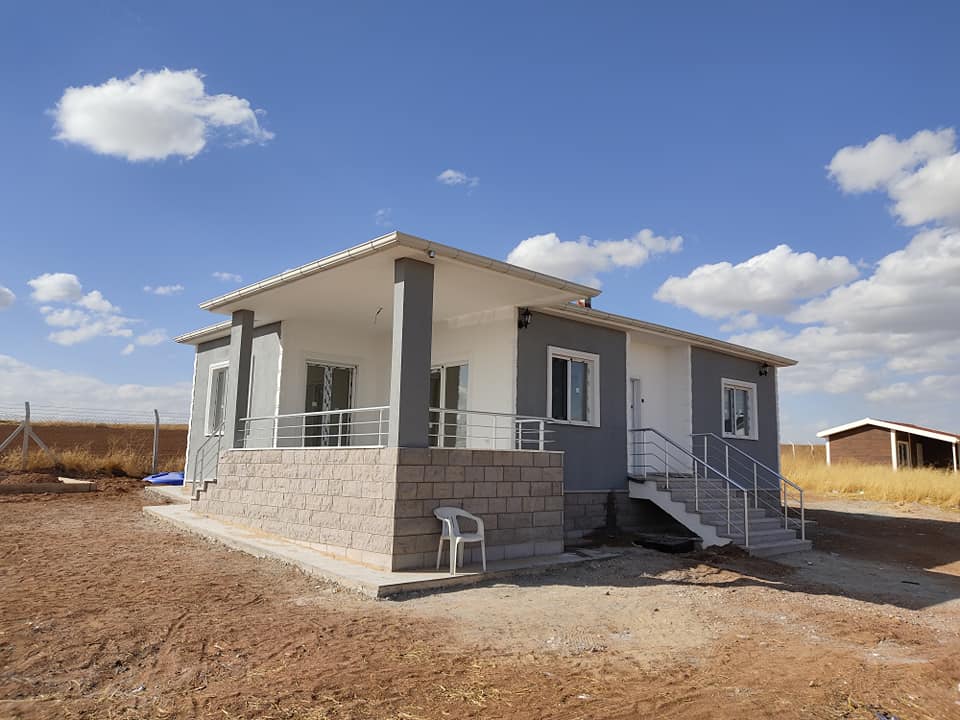 Düzenlenmiş hobi bahçesi, ahşap dekorasyon ve bitkilerle